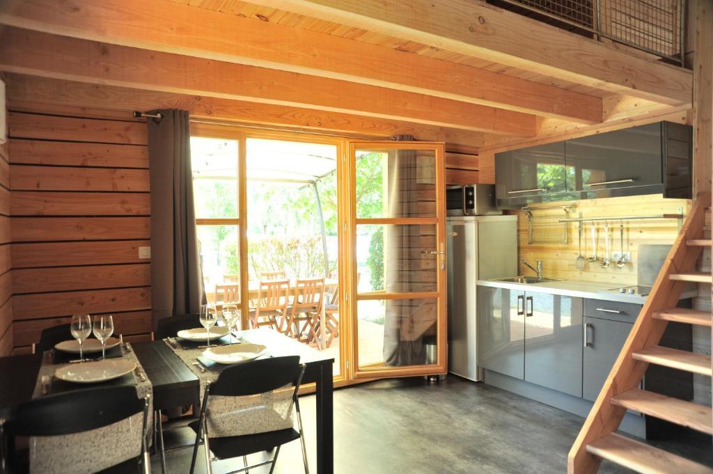 Camping Les Portes Du Beaujolais Anse Rom bilde